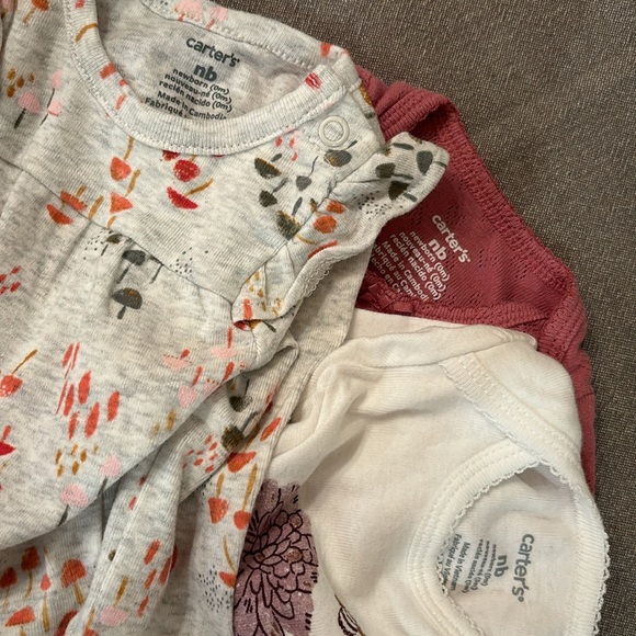 EUC! 💟 BABY GIRL’S LONG SLEEVE NEWBORN ONESIE BUNDLE - Picture 8 of 8